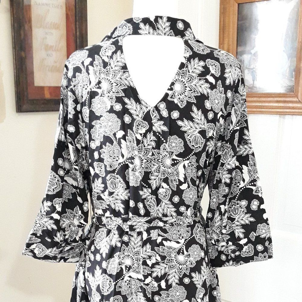 Women's Plus Size Floral Open Back Detail Belted Dress (14W) Black & White - Picture 3 of 5